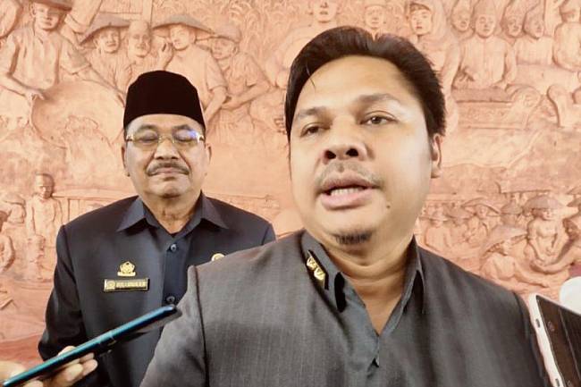 Sekretaris Daerah Provinsi Kalimantan Selatan (Sekda Kalsel) Roy Rizali Anwar usai mengikuti Rapat Paripurna DPRD Provinsi Kalsel di Banjarmasin, Rabu (16/10/2024). (ANTARA/Syamsuddin Hasan)

