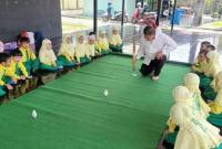 Para murid Taman Kanak-kanak AR Rahim Banjarmasin memperhatikan seorang instruktur yang mengenalkan salah satu permainan tradisional Balogo dari Kalimantan Selatan di Taman Budaya Provinsi Kalimantan Selatan, Banjarmasin, beberapa waktu lalu. (ANTARA/HO-Taman Budaya Kalsel)