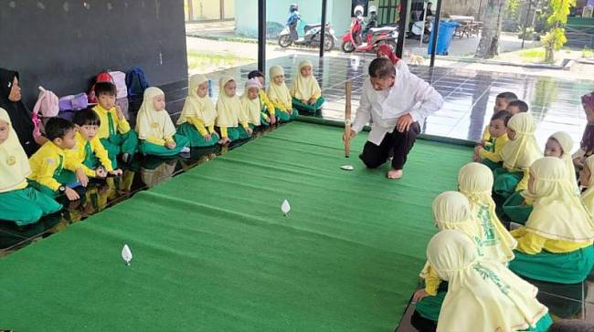 Para murid Taman Kanak-kanak AR Rahim Banjarmasin memperhatikan seorang instruktur yang mengenalkan salah satu permainan tradisional Balogo dari Kalimantan Selatan di Taman Budaya Provinsi Kalimantan Selatan, Banjarmasin, beberapa waktu lalu. (ANTARA/HO-Taman Budaya Kalsel)
