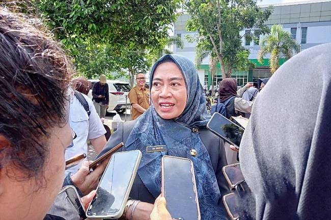 Plh Kadispora Kaltim Sri Wartini saat diwawancara usai upacara Hari Sumpah Pemuda di Komplek GOR Kadrie Oening Sempaja, Samarinda, Senin (28/10/2024). (ANTARA/Ahmad Rifandi)
