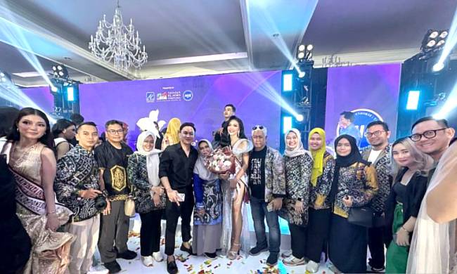 Finalis asal Kalimantan Selatan Aliyya Salwa Salsabilla mengenakan pakaian “Kayung” yang meraih “Best National Costume” pada ajang Putri Pariwisata Indonesia 2024 di Bogor, Jawa Barat, Senin (30/9/2024) malam. (ANTARA/HO-Humas Pemkot Banjarmasin)
