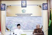 Kasatgas 2 Direktorat Jejaring Pendidikan KPK RI Jermia Tjahjono Djati (kanan) dan Kepala Kanwil Kemenag Kalsel H Muhammad Tambrin saat melakukan pertemuan terkait pendidikan antikorupsi di lingkungan madrasah di Kantor Kanwil Kemenag Kalsel, Kota Banjarmasin, Selasa.(15/10/2024). (ANTARA/HO-Kemenag Kalsel)