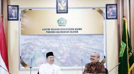 Kasatgas 2 Direktorat Jejaring Pendidikan KPK RI Jermia Tjahjono Djati (kanan) dan Kepala Kanwil Kemenag Kalsel H Muhammad Tambrin saat melakukan pertemuan terkait pendidikan antikorupsi di lingkungan madrasah di Kantor Kanwil Kemenag Kalsel, Kota Banjarmasin, Selasa.(15/10/2024). (ANTARA/HO-Kemenag Kalsel)