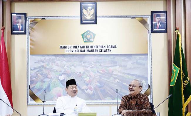 Kasatgas 2 Direktorat Jejaring Pendidikan KPK RI Jermia Tjahjono Djati (kanan) dan Kepala Kanwil Kemenag Kalsel H Muhammad Tambrin saat melakukan pertemuan terkait pendidikan antikorupsi di lingkungan madrasah di Kantor Kanwil Kemenag Kalsel, Kota Banjarmasin, Selasa.(15/10/2024). (ANTARA/HO-Kemenag Kalsel)