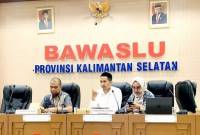 Anggota Bawaslu Kalsel Muhammad Radini (tengah) saat memberikan keterangan di Banjarmasin, Selasa (15/10/2024). (ANTARA/Firman)