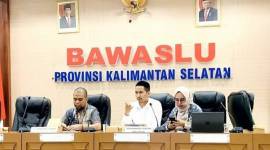 Anggota Bawaslu Kalsel Muhammad Radini (tengah) saat memberikan keterangan di Banjarmasin, Selasa (15/10/2024). (ANTARA/Firman)