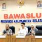 Anggota Bawaslu Kalsel Muhammad Radini (tengah) saat memberikan keterangan di Banjarmasin, Selasa (15/10/2024). (ANTARA/Firman)