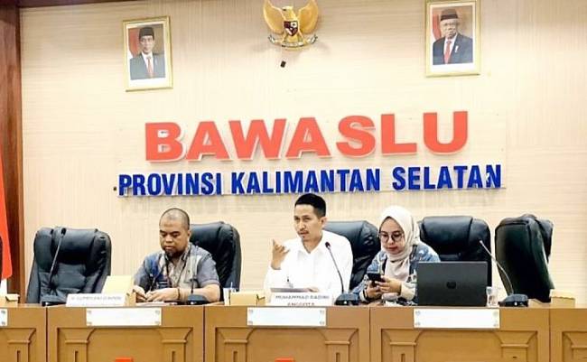 Anggota Bawaslu Kalsel Muhammad Radini (tengah) saat memberikan keterangan di Banjarmasin, Selasa (15/10/2024). (ANTARA/Firman)