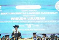 Rektor ULM Prof Ahmad Alim Bachri saat memimpin wisuda ke-121 di Auditorium ULM di Banjarbaru, Selasa (15/10/2024). (ANTARA/Firman)