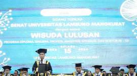 Rektor ULM Prof Ahmad Alim Bachri saat memimpin wisuda ke-121 di Auditorium ULM di Banjarbaru, Selasa (15/10/2024). (ANTARA/Firman)