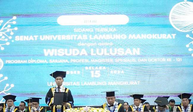 Rektor ULM Prof Ahmad Alim Bachri saat memimpin wisuda ke-121 di Auditorium ULM di Banjarbaru, Selasa (15/10/2024). (ANTARA/Firman)
