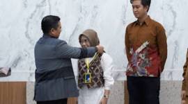 Wali Kota Banjarmasin H Ibnu Sina saat memberikan kalung kepesertaan pada kegiatan pelatihan kewirausahaan bagi pemuda bertajuk 