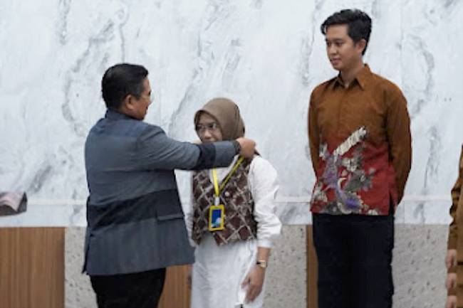 Wali Kota Banjarmasin H Ibnu Sina saat memberikan kalung kepesertaan pada kegiatan pelatihan kewirausahaan bagi pemuda bertajuk 