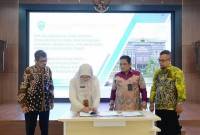 Penandatanganan perjanjian kerja sama antara Kepala Disperindagkop Kaltim, Disperin Kalsel, dan Kepala Bagian Kerjasama Biro Pemerintahan dan Otonomi Daerah Provinsi Kalsel, dalam rangka penguatan industri dan dagang pada kedua provinsi tersebut. (ANTARA/HO-Disperindagkop Kaltim)