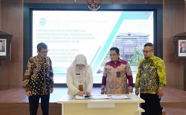 Penandatanganan perjanjian kerja sama antara Kepala Disperindagkop Kaltim, Disperin Kalsel, dan Kepala Bagian Kerjasama Biro Pemerintahan dan Otonomi Daerah Provinsi Kalsel, dalam rangka penguatan industri dan dagang pada kedua provinsi tersebut. (ANTARA/HO-Disperindagkop Kaltim)