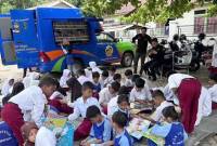Para murid sekolah dasar membaca buku dari program mobil perpustkaan keliling Dinas Perpustakaan dan Kearsipan Provinsi Kalimantan Selatan (Dispersip Kalsel) di Kabupaten Balangn, beberapa waktu lalu. (ANTARA/HO-Dispersip Kalsel)
