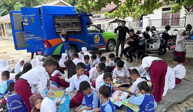 Para murid sekolah dasar membaca buku dari program mobil perpustkaan keliling Dinas Perpustakaan dan Kearsipan Provinsi Kalimantan Selatan (Dispersip Kalsel) di Kabupaten Balangn, beberapa waktu lalu. (ANTARA/HO-Dispersip Kalsel)
