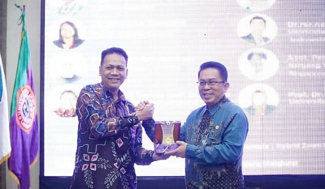 Ketua panitia Dr Syahmani MSi menyerahkan cinderamata kepada Wakil Rektor ULM Bidang Kerjasama, Humas, dan Sistem Informasi Dr Ir Yusuf Azis MSc saat pembukaan International Conference on Mathematics, Science and Computer Education (ICMSCEdu) 2024 di Banjarmasin, Jumat (18/10/2024). (ANTARA/Firman)
