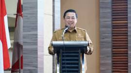 Wali Kota Banjarmasin H Ibnu Sina saat membuka sosialisasi kewaspadaan dini masyarakat jelang Pilkada tahun 2024 yang diikuti unsur masyarakat dan kepolisian, TNI, KPU dan Bawaslu di Aula Kayuh Baimbai Balaikota Banjarmasin, Senin (21/10/2024). (ANTARA/HO-Humas Pemkot Banjarmasin)