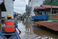 Petugas PLN UID Kalselteng berpatroli memeriksa infrastruktur kelistrikan ke daerah yang terdampak banjir di Muara Teweh, Provinsi Kalimantan Tengah, Selasa (22/10/2024). (ANTARA/HO-PLN UID Kalselteng)