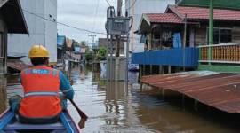 Petugas PLN UID Kalselteng berpatroli memeriksa infrastruktur kelistrikan ke daerah yang terdampak banjir di Muara Teweh, Provinsi Kalimantan Tengah, Selasa (22/10/2024). (ANTARA/HO-PLN UID Kalselteng)