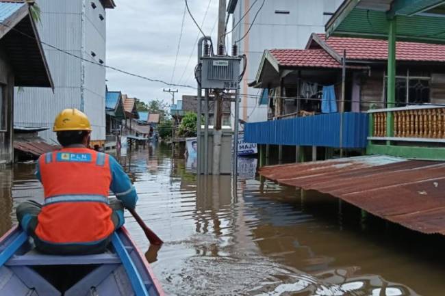 Petugas PLN UID Kalselteng berpatroli memeriksa infrastruktur kelistrikan ke daerah yang terdampak banjir di Muara Teweh, Provinsi Kalimantan Tengah, Selasa (22/10/2024). (ANTARA/HO-PLN UID Kalselteng)