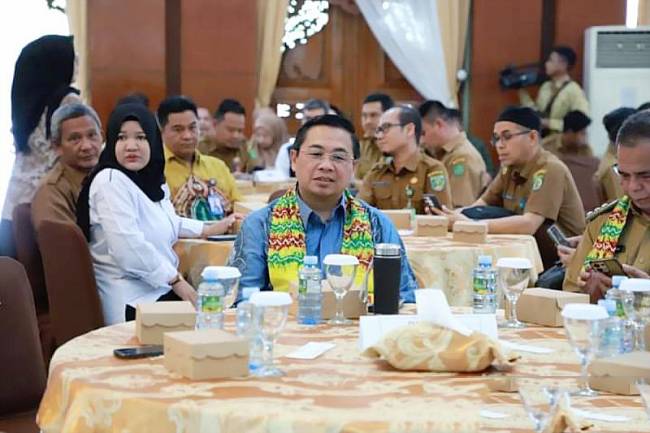 Wali Kota Banjarmasin H Ibnu Sina saat menghadiri kegiatan deklarasi seluruh kabupaten/kota di Provinsi Kalsel komitmen stop BAB sembarangan di Mahligai Pancasila Banjarmasin, Selasa (22/10/2024). (ANTARA/HO-Humas Pemkot Banjarmasin)