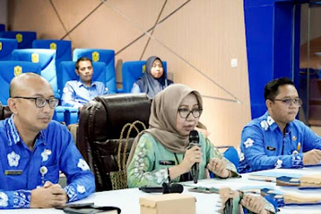 Kepala Dinas Komunikasi, Informatika dan Statistik Kota Banjarmasin Windiasti Kartika dan jajarannya saat gelar kegiatan peluncuran program pengembangan portal satu data sekaligus buku statistik sektoral daerah di Balaikota Banjarmasin, Kamis (24/10/2024). (ANTARA/Sukarli)