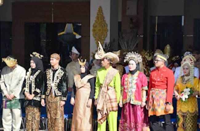 Upacara Hari Sumpah Pemuda ke-96 tahun 2024 yang dilaksanakan Pemerintah Kota Banjarmasin, Kalimantan Selatan diwarnai peserta yang berpakaian adat Nusantara di Halaman Balaikota Banjarmasin, Senin (28/10/2024). (ANTARA/HO-Humas Pemkot Banjarmasin)
