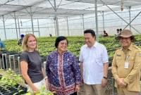 Menteri LHK Siti Nurbaya (kedua kiri) didampingi Duta Besar Norwegia untuk Indonesia dan Timor Leste Mrs. Rut Kruger Giverin (kiri), Presiden Direktur PT Adaro Energy Indonesia Tbk Garibaldi Thohir (kedua kanan) dan Sekda Kalimantan Selatan Roy Rizali Anwar (kanan)  meninjau Persemaian Liang Anggang di Banjarbaru, Kalimantan Selatan, Senin (14/10/2024). (SuarIndonesia/ANTARA/Tumpal Andani Aritonang)