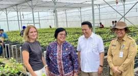 Menteri LHK Siti Nurbaya (kedua kiri) didampingi Duta Besar Norwegia untuk Indonesia dan Timor Leste Mrs. Rut Kruger Giverin (kiri), Presiden Direktur PT Adaro Energy Indonesia Tbk Garibaldi Thohir (kedua kanan) dan Sekda Kalimantan Selatan Roy Rizali Anwar (kanan)  meninjau Persemaian Liang Anggang di Banjarbaru, Kalimantan Selatan, Senin (14/10/2024). (SuarIndonesia/ANTARA/Tumpal Andani Aritonang)