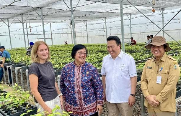 Menteri LHK Siti Nurbaya (kedua kiri) didampingi Duta Besar Norwegia untuk Indonesia dan Timor Leste Mrs. Rut Kruger Giverin (kiri), Presiden Direktur PT Adaro Energy Indonesia Tbk Garibaldi Thohir (kedua kanan) dan Sekda Kalimantan Selatan Roy Rizali Anwar (kanan)  meninjau Persemaian Liang Anggang di Banjarbaru, Kalimantan Selatan, Senin (14/10/2024). (SuarIndonesia/ANTARA/Tumpal Andani Aritonang)