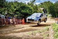 Salah satu pereli melewati lintasan areal permukiman warga pada Kejurnas Rally 2024 di Kabupaten Tapin, Kalimantan Selatan. (ANTARA/HO-Panitia South Borneo Rally)