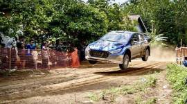 Salah satu pereli melewati lintasan areal permukiman warga pada Kejurnas Rally 2024 di Kabupaten Tapin, Kalimantan Selatan. (ANTARA/HO-Panitia South Borneo Rally)