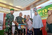 Ketua Tim Wasev Mabesad Brigjen TNI Tarsono (kedua kiri) menyerahkan tali asih kepada penerima manfaat saat meninjau TMMD ke-122 Kodim 1010 Tapin di Desa Salam Babaris, Kabupaten Tapin, Kalimantan Selatan, Selasa (22/10/2024). (ANTARA/HO-Pemkab Tapin)