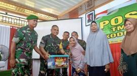 Ketua Tim Wasev Mabesad Brigjen TNI Tarsono (kedua kiri) menyerahkan tali asih kepada penerima manfaat saat meninjau TMMD ke-122 Kodim 1010 Tapin di Desa Salam Babaris, Kabupaten Tapin, Kalimantan Selatan, Selasa (22/10/2024). (ANTARA/HO-Pemkab Tapin)
