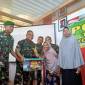 Ketua Tim Wasev Mabesad Brigjen TNI Tarsono (kedua kiri) menyerahkan tali asih kepada penerima manfaat saat meninjau TMMD ke-122 Kodim 1010 Tapin di Desa Salam Babaris, Kabupaten Tapin, Kalimantan Selatan, Selasa (22/10/2024). (ANTARA/HO-Pemkab Tapin)