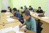 Sejumlah kepala Dinas di Pemprov Kaltim tampak mengisi kuisoner pemeriksaan kesehatan jasmani dan rohani bagi Pejabat Pimpinan Tinggi Pratama di lingkungan pemerintahan Kaltim. (ANTARA/Diskominfo Kaltim)