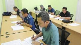 Sejumlah kepala Dinas di Pemprov Kaltim tampak mengisi kuisoner pemeriksaan kesehatan jasmani dan rohani bagi Pejabat Pimpinan Tinggi Pratama di lingkungan pemerintahan Kaltim. (ANTARA/Diskominfo Kaltim)
