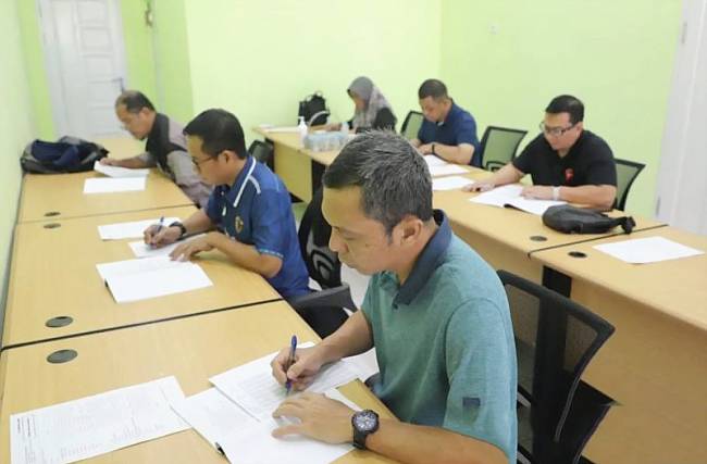 Sejumlah kepala Dinas di Pemprov Kaltim tampak mengisi kuisoner pemeriksaan kesehatan jasmani dan rohani bagi Pejabat Pimpinan Tinggi Pratama di lingkungan pemerintahan Kaltim. (ANTARA/Diskominfo Kaltim)
