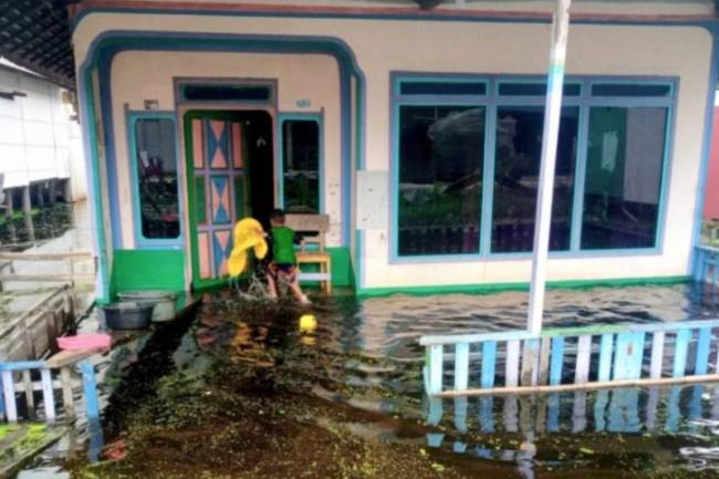 Salah satu rumah warga terdampak banjir di wilayah Hulu Sungai, Provinsi Kalimantan Selatan, beberapa waktu lalu. (Dok: ANTARA/HO-Pemprov Kalsel)