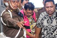 Mantan pejabat MA, Zarof Ricar (tengah), berjalan menuju mobil tahanan usai diperiksa di Kejaksaan Agung, Jakarta, Jumat (25/10/2024). Kejaksaan Agung menetapkan mantan pejabat Mahkamah Agung Zarof Ricar sebagai tersangka dengan barang bukti sebesar Rp920.912.303.714 serta 51 kilogram emas terkait gratifikasi kasus dugaan suap vonis bebas Gregorius Ronald Tannur dan pengurusan perkara di MA dari tahun 2012 hingga 2022. (ANTARA FOTO/Asprilla Dwi Adha)