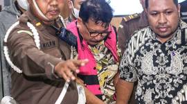 Mantan pejabat MA, Zarof Ricar (tengah), berjalan menuju mobil tahanan usai diperiksa di Kejaksaan Agung, Jakarta, Jumat (25/10/2024). Kejaksaan Agung menetapkan mantan pejabat Mahkamah Agung Zarof Ricar sebagai tersangka dengan barang bukti sebesar Rp920.912.303.714 serta 51 kilogram emas terkait gratifikasi kasus dugaan suap vonis bebas Gregorius Ronald Tannur dan pengurusan perkara di MA dari tahun 2012 hingga 2022. (ANTARA FOTO/Asprilla Dwi Adha)