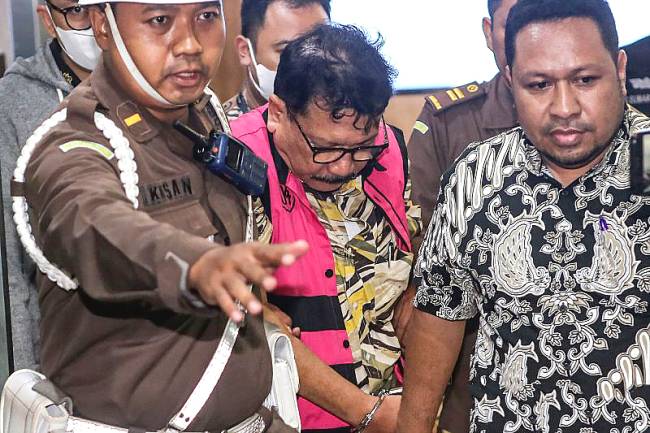 Mantan pejabat MA, Zarof Ricar (tengah), berjalan menuju mobil tahanan usai diperiksa di Kejaksaan Agung, Jakarta, Jumat (25/10/2024). Kejaksaan Agung menetapkan mantan pejabat Mahkamah Agung Zarof Ricar sebagai tersangka dengan barang bukti sebesar Rp920.912.303.714 serta 51 kilogram emas terkait gratifikasi kasus dugaan suap vonis bebas Gregorius Ronald Tannur dan pengurusan perkara di MA dari tahun 2012 hingga 2022. (ANTARA FOTO/Asprilla Dwi Adha)