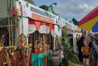 Pengunjung menikmati stand Desa Kapul yang memamerkan kerajinan dan aksesoris khas suku Dayak pada bazar MTQ di Kecamatan Halong, Balangan. (Foto:mc.Balangan)