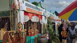 Pengunjung menikmati stand Desa Kapul yang memamerkan kerajinan dan aksesoris khas suku Dayak pada bazar MTQ di Kecamatan Halong, Balangan. (Foto:mc.Balangan)