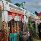 Pengunjung menikmati stand Desa Kapul yang memamerkan kerajinan dan aksesoris khas suku Dayak pada bazar MTQ di Kecamatan Halong, Balangan. (Foto:mc.Balangan)