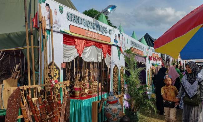Pengunjung menikmati stand Desa Kapul yang memamerkan kerajinan dan aksesoris khas suku Dayak pada bazar MTQ di Kecamatan Halong, Balangan. (Foto:mc.Balangan)