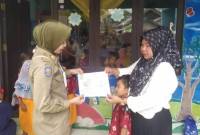 Anggota Satpol PP Balangan saat sosialisasi inovasi La-Lisa kepada masyarakat. (Foto:Mc.Balangan)