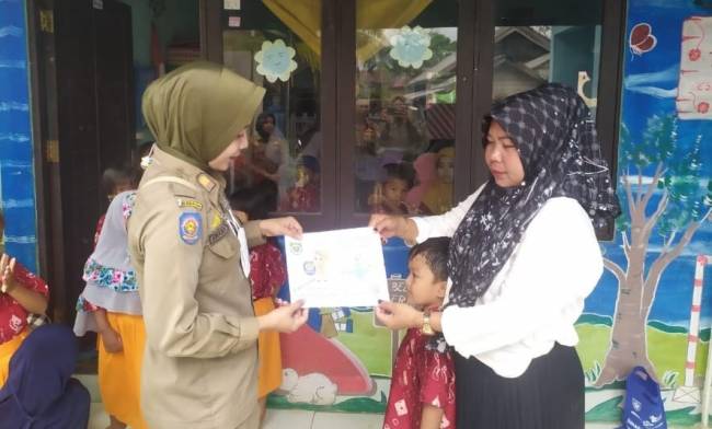 Anggota Satpol PP Balangan saat sosialisasi inovasi La-Lisa kepada masyarakat. (Foto:Mc.Balangan)